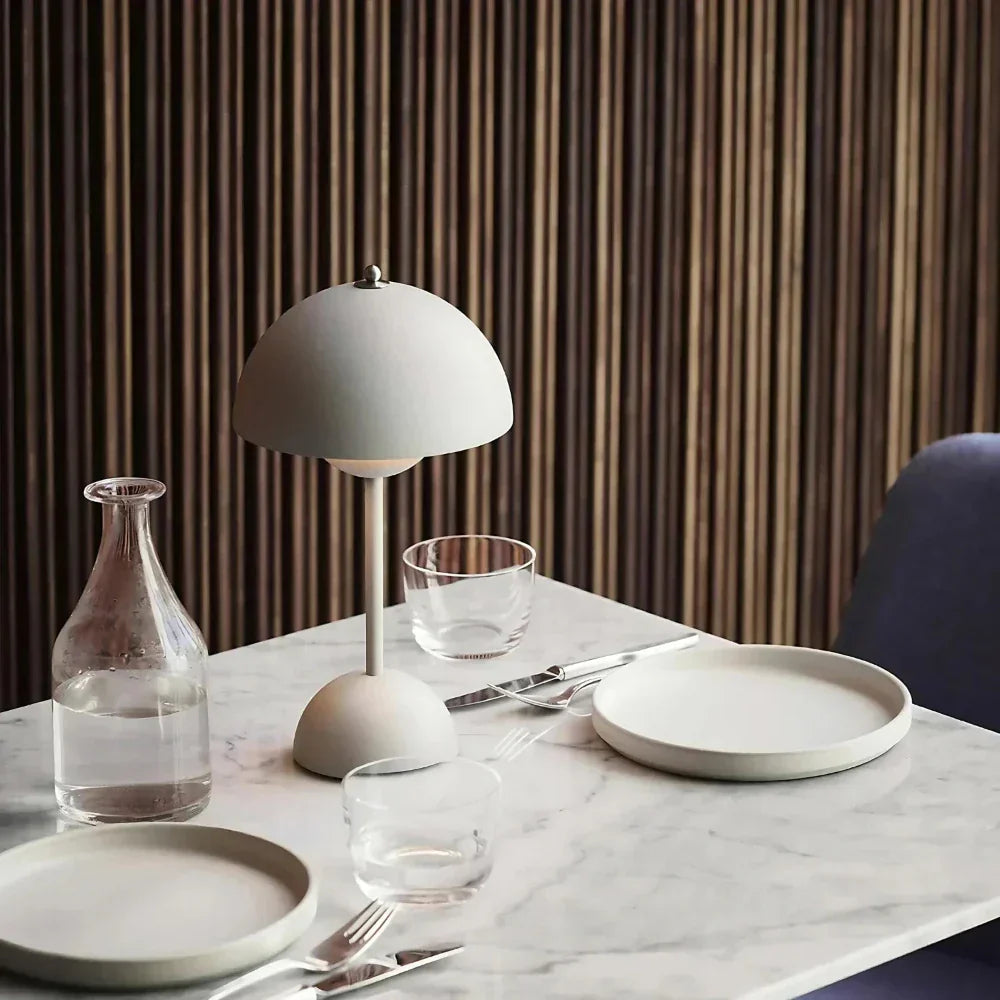 Дизайнерска маса с лампа в стил Амстердам