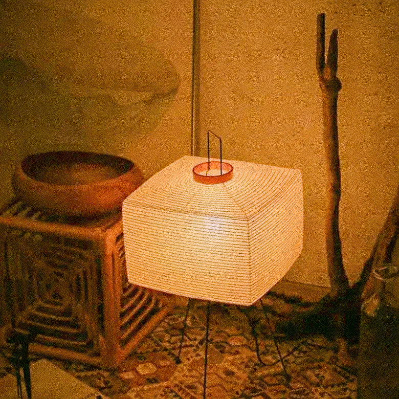 陽子 - Кубична настолна лампа с тринога